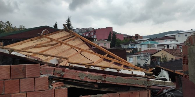 Kocaeli'de şiddetli rüzgar çatıları uçurdu