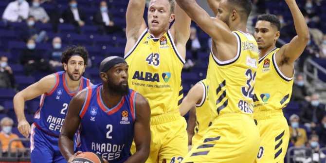 Anadolu Efes, EuroLeague’de galibiyetle tanıştı