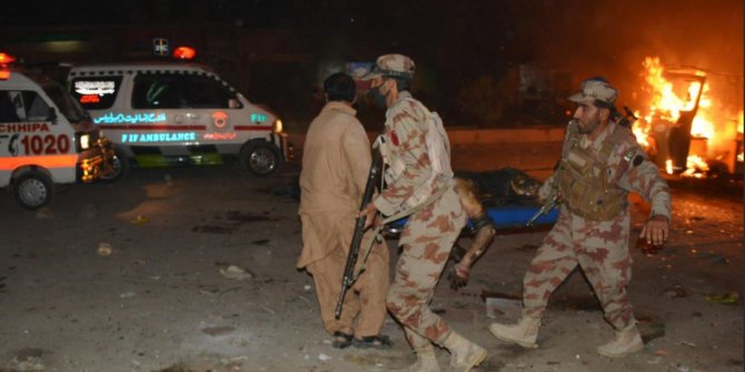 Pakistan'da askerlere bombalı saldırı