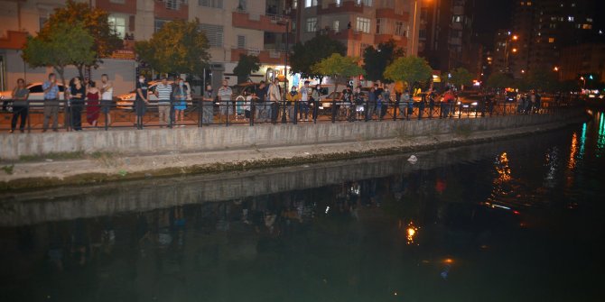 Adana'da kanala otomobil uçtu. Meraklılar korona virüsü hiçe saydı
