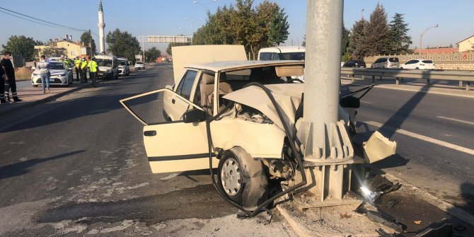 Konya’da korkunç kaza. Otomobil yön levhasına ok gibi saplandı