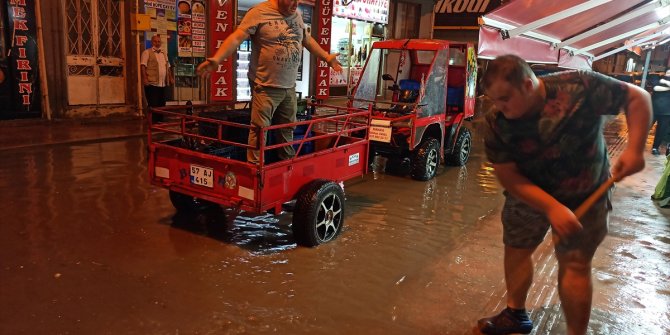 Sinop'ta sağanak yağış hayatı aksattı
