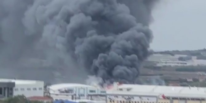 Silivri'deki fabrikada kara dumanlar tüttü