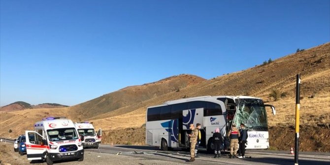 Sivas'ta yolcu otobüsü tırla çarpıştı