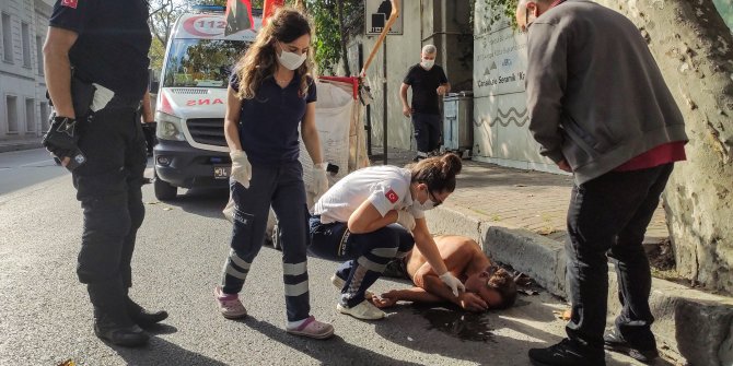 Beşiktaş'ta yolda bayılan kağıt toplayıcısı, kendisine yardım etmek isteyen sağlıkçılara saldırdı