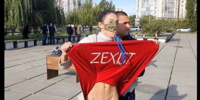 FEMEN üyesi kadından çıplak eylem. Ukrayna devlet Başkanı Vladimir  Zelenskiy'i protesto etti