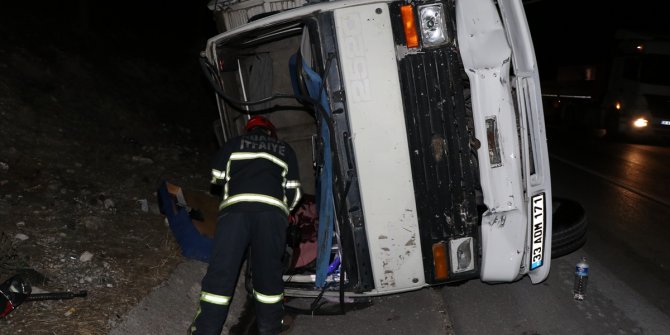 Adana'da freni patlayan kamyon kamyonete çarparak devrildi.