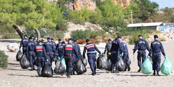 Jandarma ekipleri, ziyaretçiye kapalı plajda 2402 torba çöp topladı