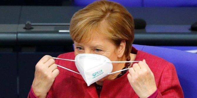 Merkel'in korona virüs maskesi sahte çıktı