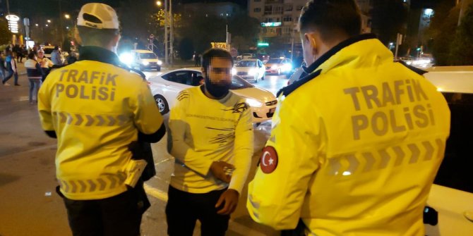 İzmir'de yardım çadırından hırsızlık yapan kişiyi vatandaşlar yakaladı
