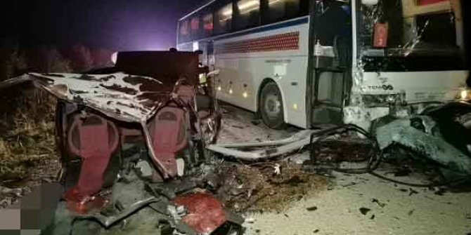 Bursa'daki feci kazada otomobil ikiye bölündü. İçindekiler yola fırladı