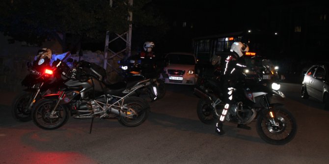 Kayseri'de siyah kıyafetler giyerek husumetli oldukları kişilere pompalı tüfekle saldırdılar