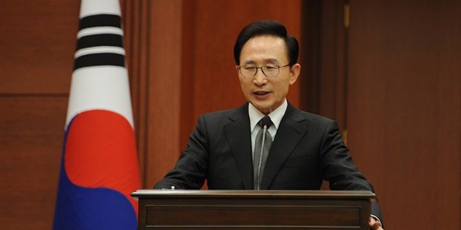 Güney Kore'de eski Devlet Başkanı Lee yolsuzluktan cezaevine girdi