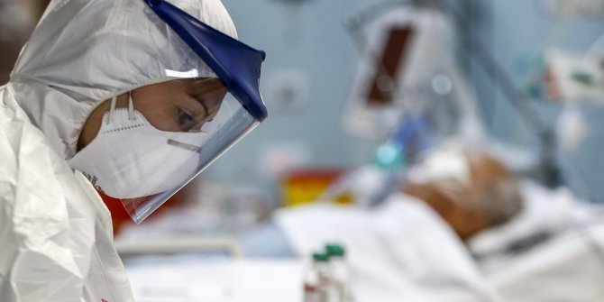Mısır'da 2 doktor korona virüsten hayatını kaybetti