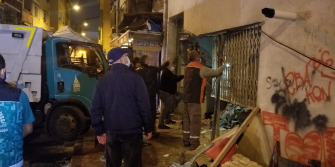 İstanbul Beyoğlu'nda facia ucuz atlatıldı. Tahliye edildiler. Çöp Kamyonunun freni patlayınca olanlar oldu