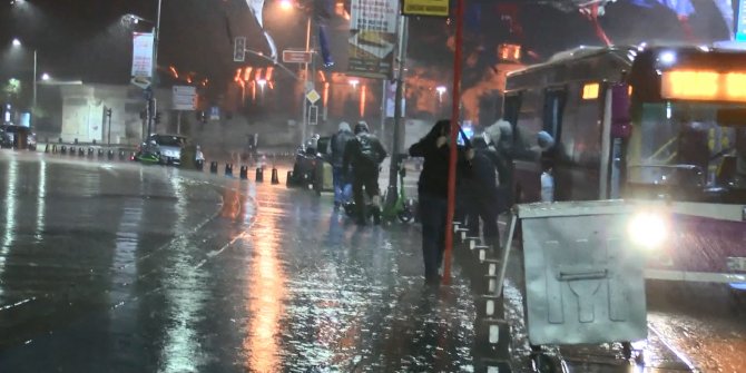 Kimi çantasını başına koydu kimi ceketiyle başını örttü. İstanbul'da sabah saatlerinde sağanak etkili oldu