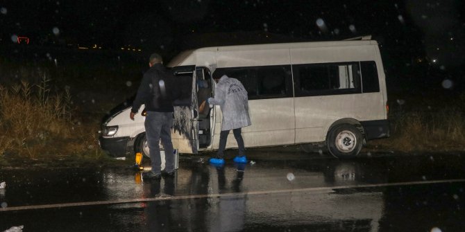 Kaza yapan minibüsteki yolcular kaçtı