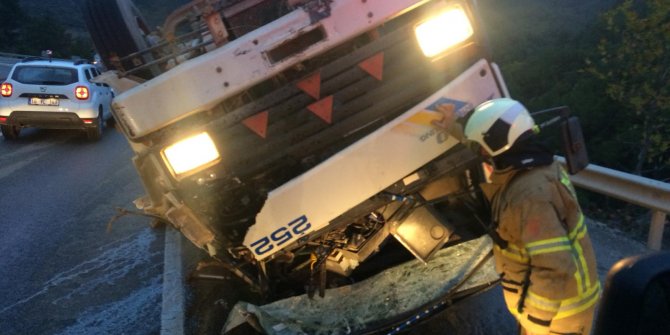 Pancar yüklü kamyon virajı alamayınca karşı şeride geçti. 2 kişi yaralandı