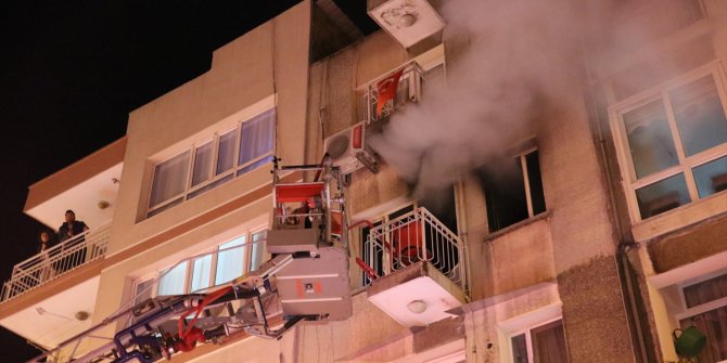 İzmir'de 5 katlı binada çıkan  yangın paniğe neden oldu