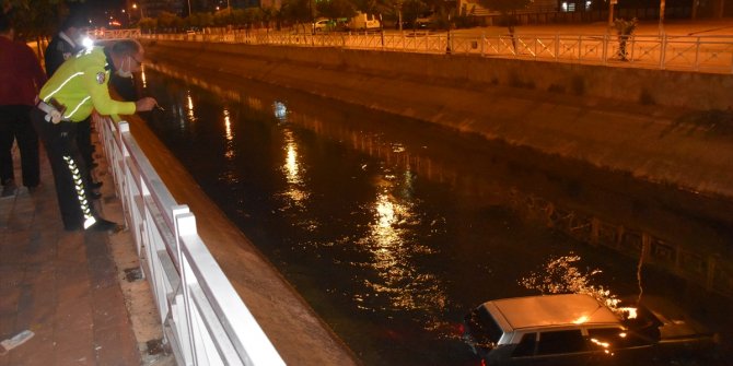 Adana'da kanala uçan otomobil böyle kaldı. O anlar kameraya yansıdı