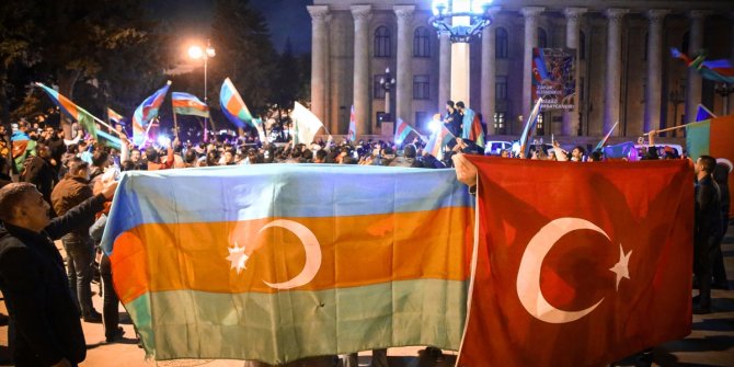 Azerbaycan sokaklarında zafer kutlamaları yapılıyor