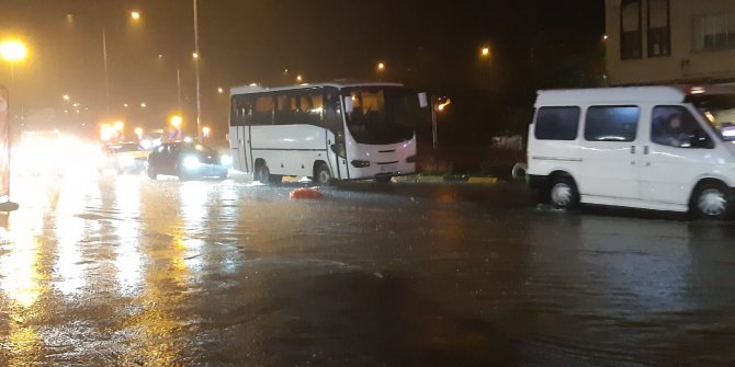 Trabzon’da sağanak yağış etkili oldu. Yollar adeta göle döndü