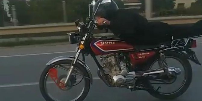 Süpermen gibi motosiklet kullandı