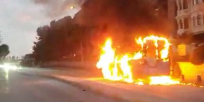 Maltepe'de içinde yolcu varken yanan otobüs kullanılamaz hale geldi