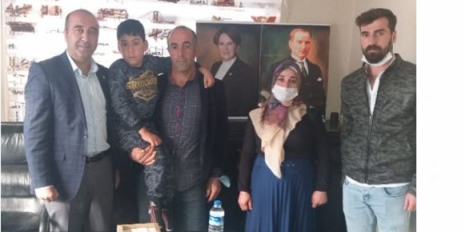 Felçli oğlunu sırtında okula götürüyordu, Meral Akşener devreye girdi