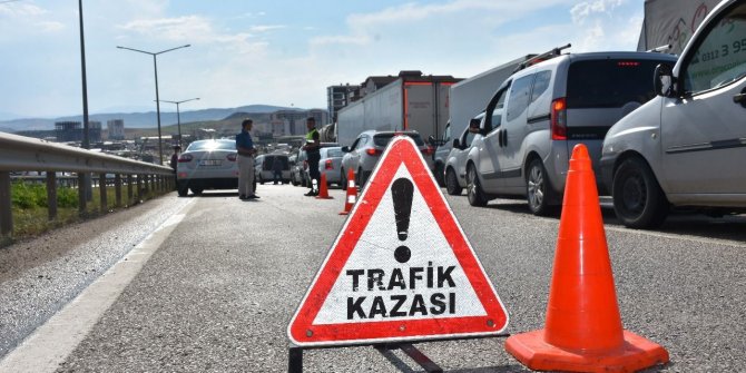 Antalya'da motosikletle araç çarpıştı: 1 ölü