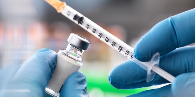 Denenen korona aşısı ölüm riski bulunan yaş aralığında büyük etki sağladı. Güzel haber Oxford aşısından geldi