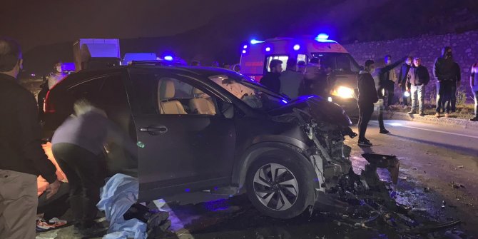 Arsuz'da araçlar kafa kafaya çarpıştı: Karı koca hayatını kaybetti