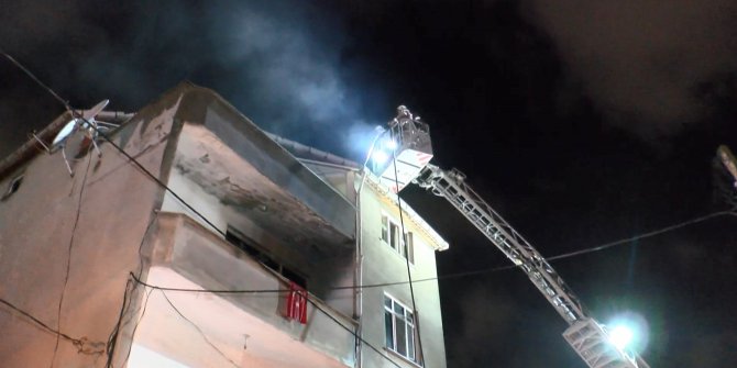 Ümraniye'de 3 katlı binada yangın paniği