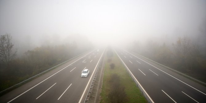 Bolu ve Düzce'de yoğun sis trafiği olumsuz etkiliyor
