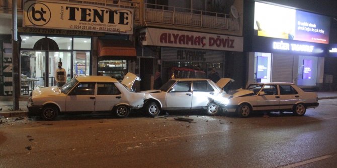 Bursa'da duran araçların zincirli kazası