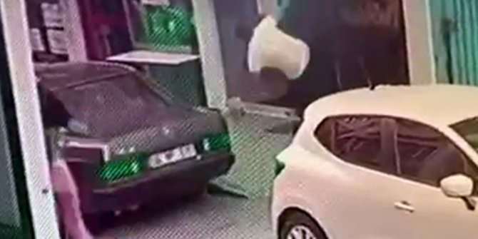 Önce uçan tekmeyle durdurdu sonra vatandaşın elinden aldı, kameralar anbean kaydetti