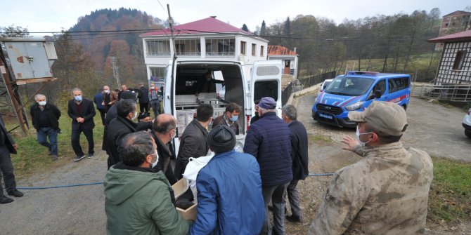 Trabzon'da iş makinesin devirdiği ağacın altında kalan vatandaş hayatını kaybetti
