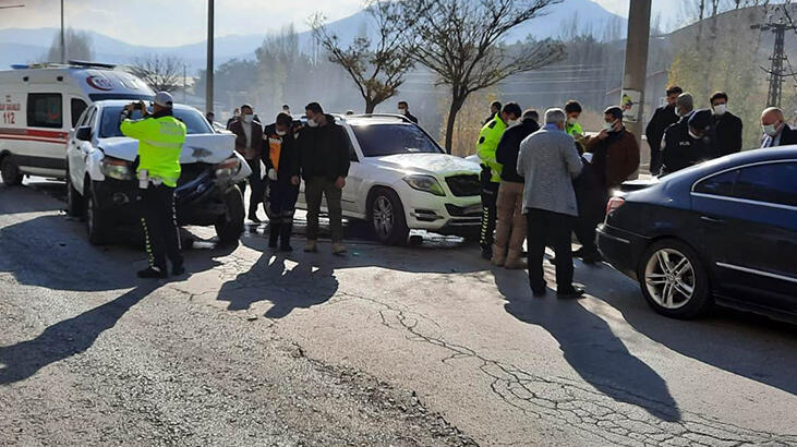 AK Parti Genel Başkan Yardımcısı Demiröz'ün konvoyunda kaza