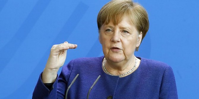 Merkel, Uğur Şahin ve Özlem Türeci ile görüştüğünü açıkladı