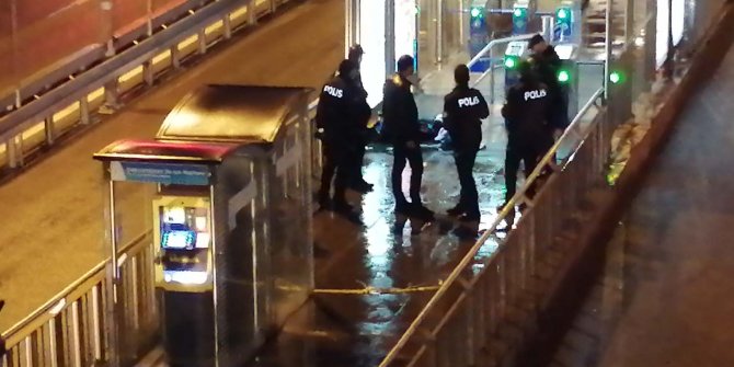 Kısıtlama sonrası metrobüs durağındaki valiz polisi alarma geçirdi