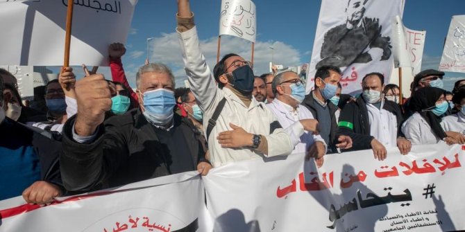 Tunus'ta sağlık çalışanları sokaklara döküldü