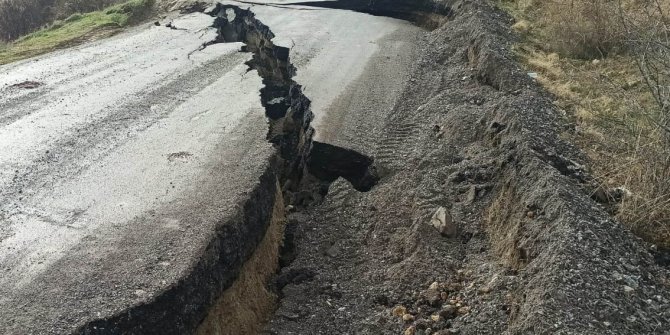 Denizli'de iki mahalleyi birbirine bağlayan yol çöktü