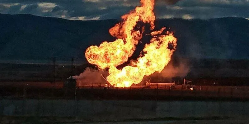 İran'da petrol boru hattı alev alev yanıyor