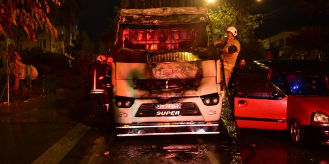 İzmir'de alev alev yanan TIR hurdaya döndü