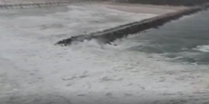8 metrelik gelgit paniği. Dev dalgalar sahili dövüyor
