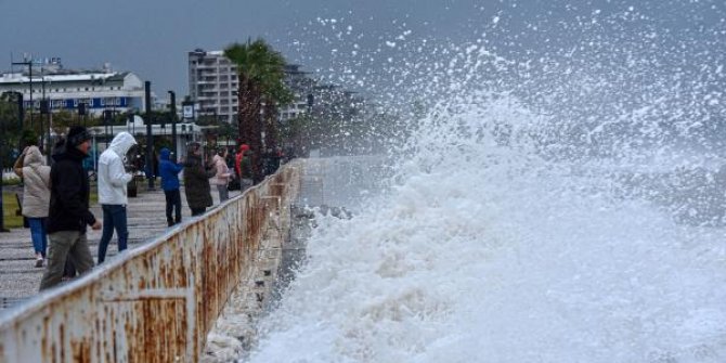 Antalya'da vatandaşlar dev dalgalarla fotoğraf çekilebilmek için sahillere akın ettiler