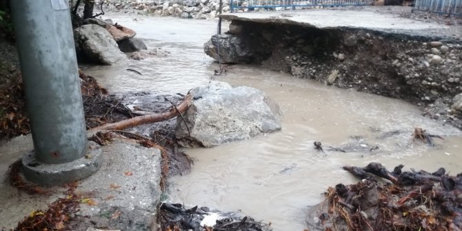 Antalya'da şiddetli yağış köprüyü yıktı