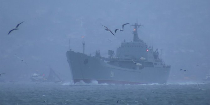Rus savaş gemileri peş peşe İstanbul'dan geçti