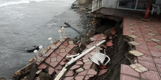 Batı Karadeniz'de fırtına işletmelere zarar verdi