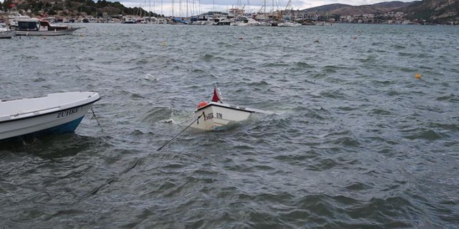 İzmir'i etkisi altına aldı, fırtına tekneleri denize gömdü
